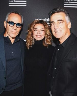 Shania Twain Instagram - #GRAMMYs week! 🌟 I spent Friday night with my talented friend - @jonbonjovi! Thanks @musicares for having me, it was a real honor to sing Bed of Roses, an absolute classic ❤️‍🔥 And I had fun hanging out with my boys @yunggravy @jellyroll615 @conangray at @republicrecords party!

📷 Getty (various)