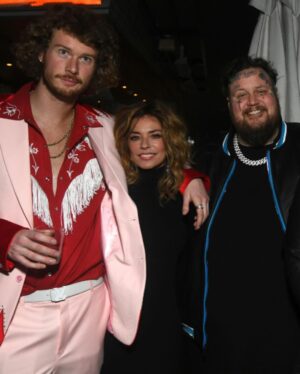 Shania Twain Instagram - #GRAMMYs week! 🌟 I spent Friday night with my talented friend - @jonbonjovi! Thanks @musicares for having me, it was a real honor to sing Bed of Roses, an absolute classic ❤️‍🔥 And I had fun hanging out with my boys @yunggravy @jellyroll615 @conangray at @republicrecords party!

📷 Getty (various)
