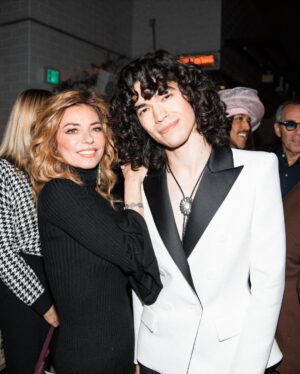 Shania Twain Instagram - #GRAMMYs week! 🌟 I spent Friday night with my talented friend - @jonbonjovi! Thanks @musicares for having me, it was a real honor to sing Bed of Roses, an absolute classic ❤️‍🔥 And I had fun hanging out with my boys @yunggravy @jellyroll615 @conangray at @republicrecords party!

📷 Getty (various)
