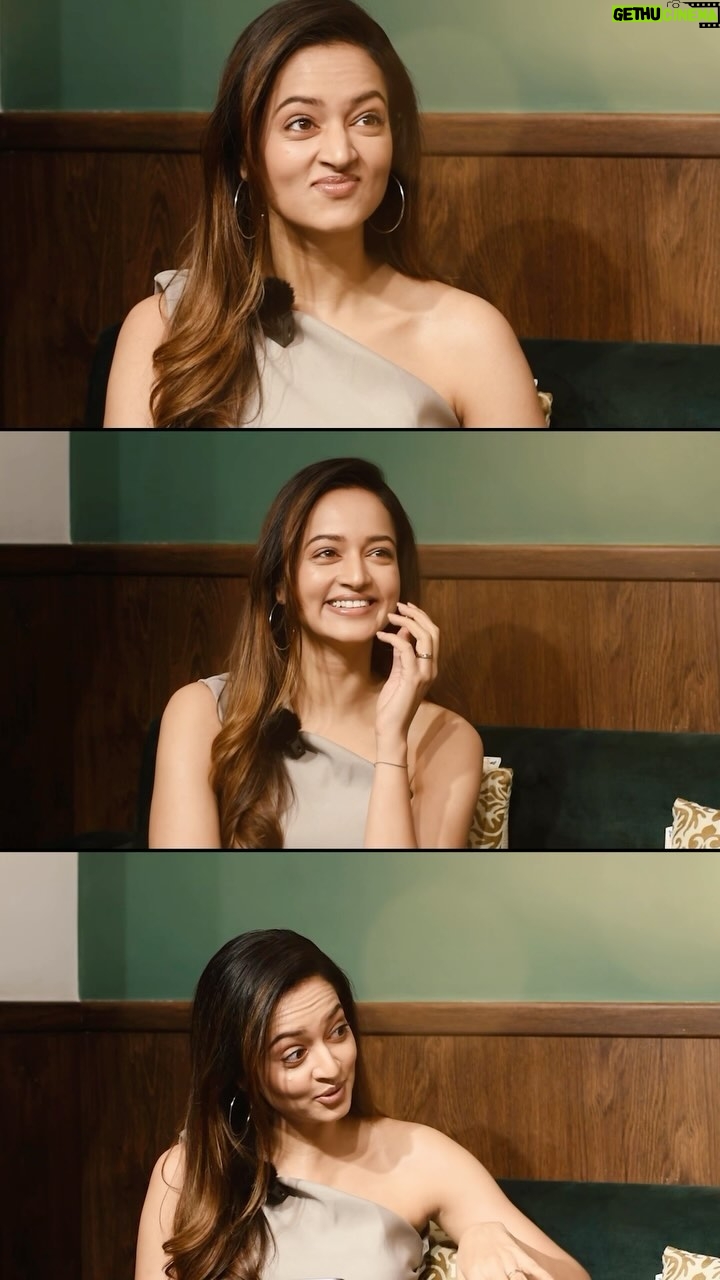 Shanvi Srivastava Instagram - For the love of @sreeleela14 @urstrulymahesh babu garu and the crazyyy beats !!! ๐๐๐ ๐ค๐ค๐ค . . . . Ty for this one @kvvelu ! #reelsinstagram #saturdayvibes #gunturkaram๐ถ๏ธ #telugusongs #expression #candid #love #fun #