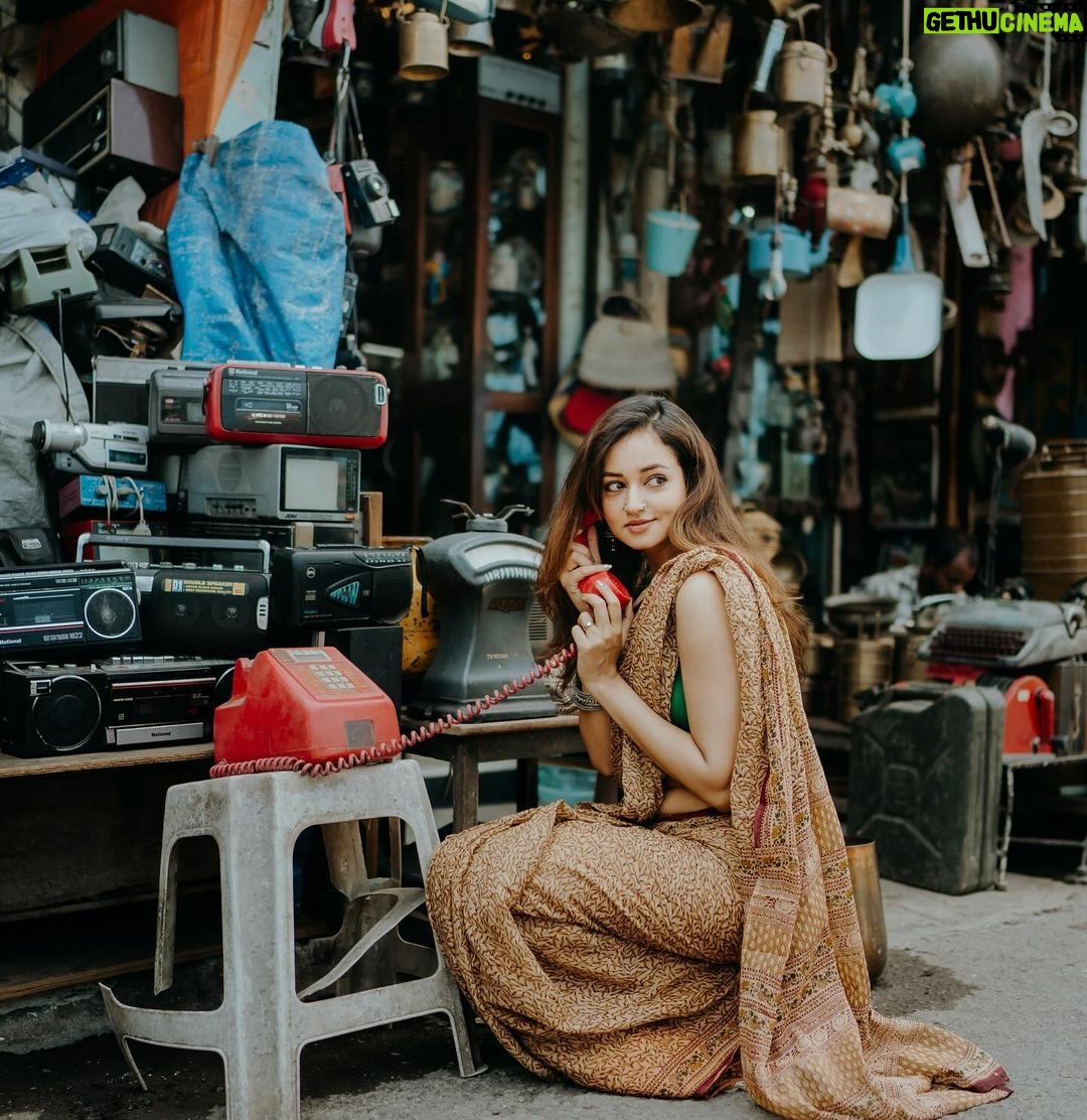 Shanvi Srivastava Instagram - प्यार और इंतज़ार……>>>> . . . . rightly captured by @haram_khor_ #shanvisri #shanvisrivastava #chorbazaar #memories #life #instadaily #tuesdaythoughts #love