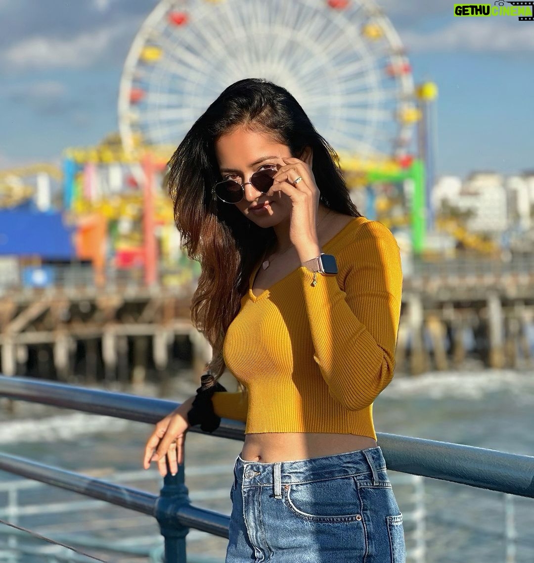 Shanvi Srivastava Instagram - Hey ! how u doing?? . . . . #shanvisri #shanvisrivastava #tuesdaymotivation #instagood #life #travel #usa #santamonica #life