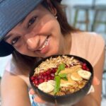 Shanvi Srivastava Instagram – All the smoothie lovers say Heyyyyy!! 🙋‍♀️🙋‍♀️
And yes i do travel to goa and eat smoothies 🙊 You know what i mean☺️
.
.

Also guess the place😎 
.
.
#shanvisri #healthyfood #smoothiebowl #foodgasm #shanvisrivastava #wednesdaymotivation #instamood #instadaily #throwback #goadiaries Goa