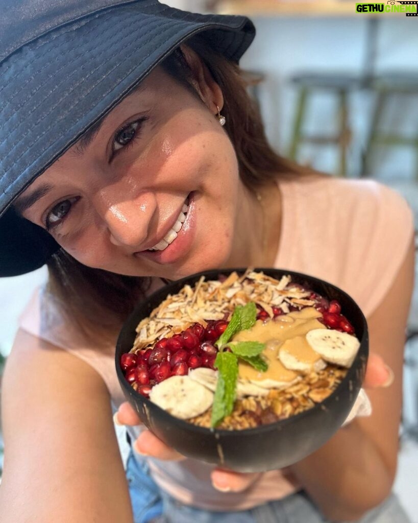 Shanvi Srivastava Instagram - All the smoothie lovers say Heyyyyy!! 🙋‍♀️🙋‍♀️ And yes i do travel to goa and eat smoothies 🙊 You know what i mean☺️ . . Also guess the place😎 . . #shanvisri #healthyfood #smoothiebowl #foodgasm #shanvisrivastava #wednesdaymotivation #instamood #instadaily #throwback #goadiaries Goa