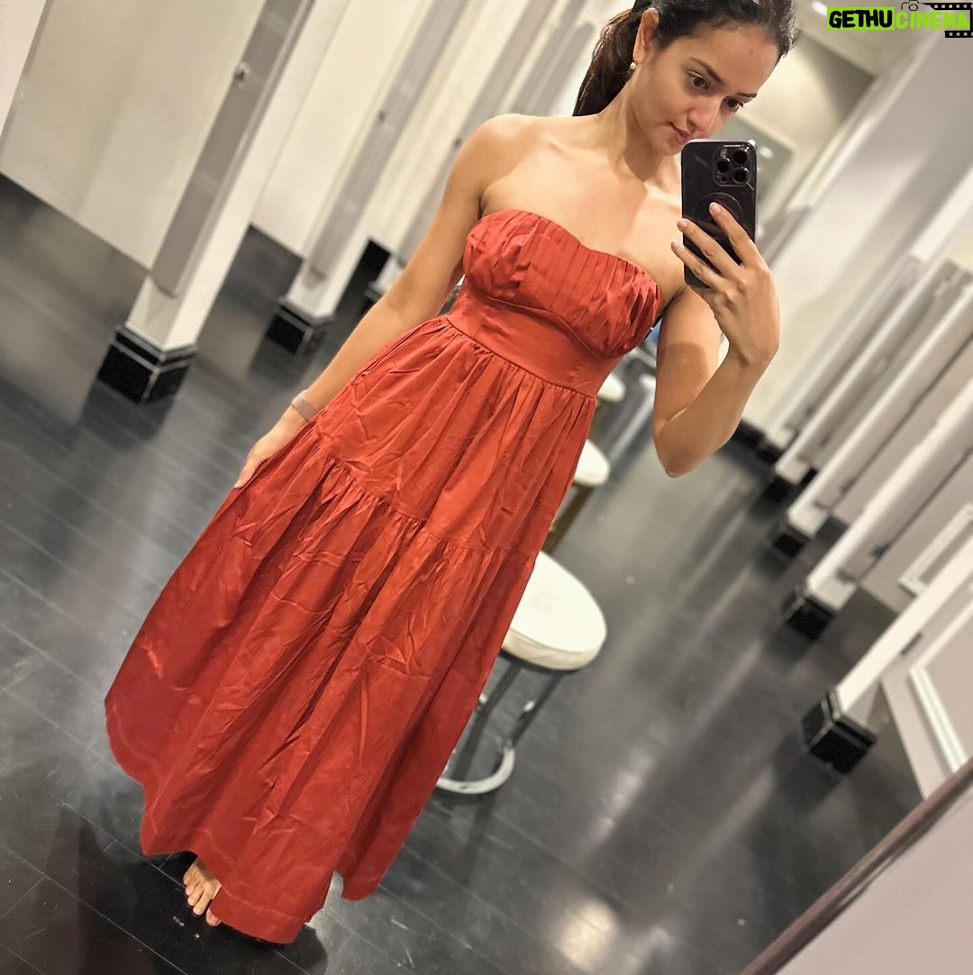 Shanvi Srivastava Instagram - Mirror selfie dump! Last one is my favourite ❤️❤️ . . . . . #shanvisrivastava #mirrorselfies #photodump #tuesday #instadaily #love #