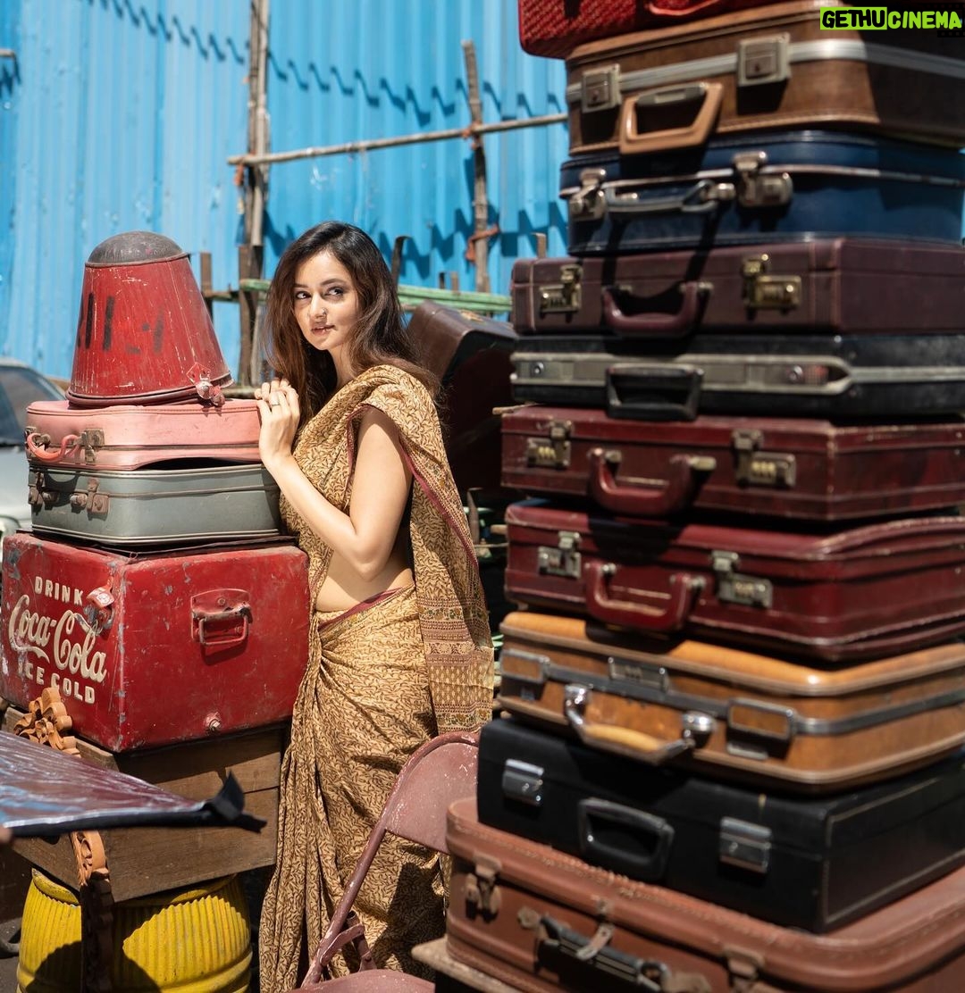 Shanvi Srivastava Instagram - प्यार और इंतज़ार……>>>> . . . . rightly captured by @haram_khor_ #shanvisri #shanvisrivastava #chorbazaar #memories #life #instadaily #tuesdaythoughts #love