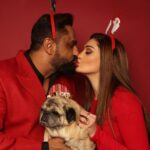 Shefali Jariwala Instagram – Love from our merry little home to yours…
Merry Christmas 🎅 🎄🌹🍷
@paragtyagi @simba_mommys_boy 
#christmas #xmas #instalike #festivevibes #goodvibes #mondaymood #love #light #christmastime #happiness #familygoals #familytime