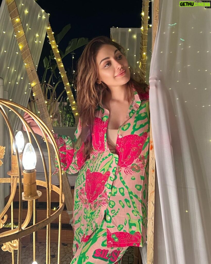 Shefali Jariwala Instagram - About last night … My favorite place to be is beneath the stars ✨⭐️💫 . . . Dreamy & cozy decor @gopaldecorator Vibe @abhijackbad Styled by @stylebytanii Outfit @silsilaindia Jewellery @the_jewel_gallery #dreaming #loveandlight #shinebright #glowing #gratitude #weekendvibes #instagood