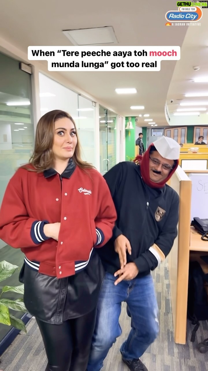 Shefali Jariwala Instagram - Moonch kya aap jaan maang lete toh wo bhi de dete😜 #aapkibaat #sirjee .. . . . . @shefalijariwala @rjaadi13 @radiocitydelhi #reels #reelsexplore #reelsinstagram #reelsindia #reelsinsta #explore #funny #meme #indiamemes #fun