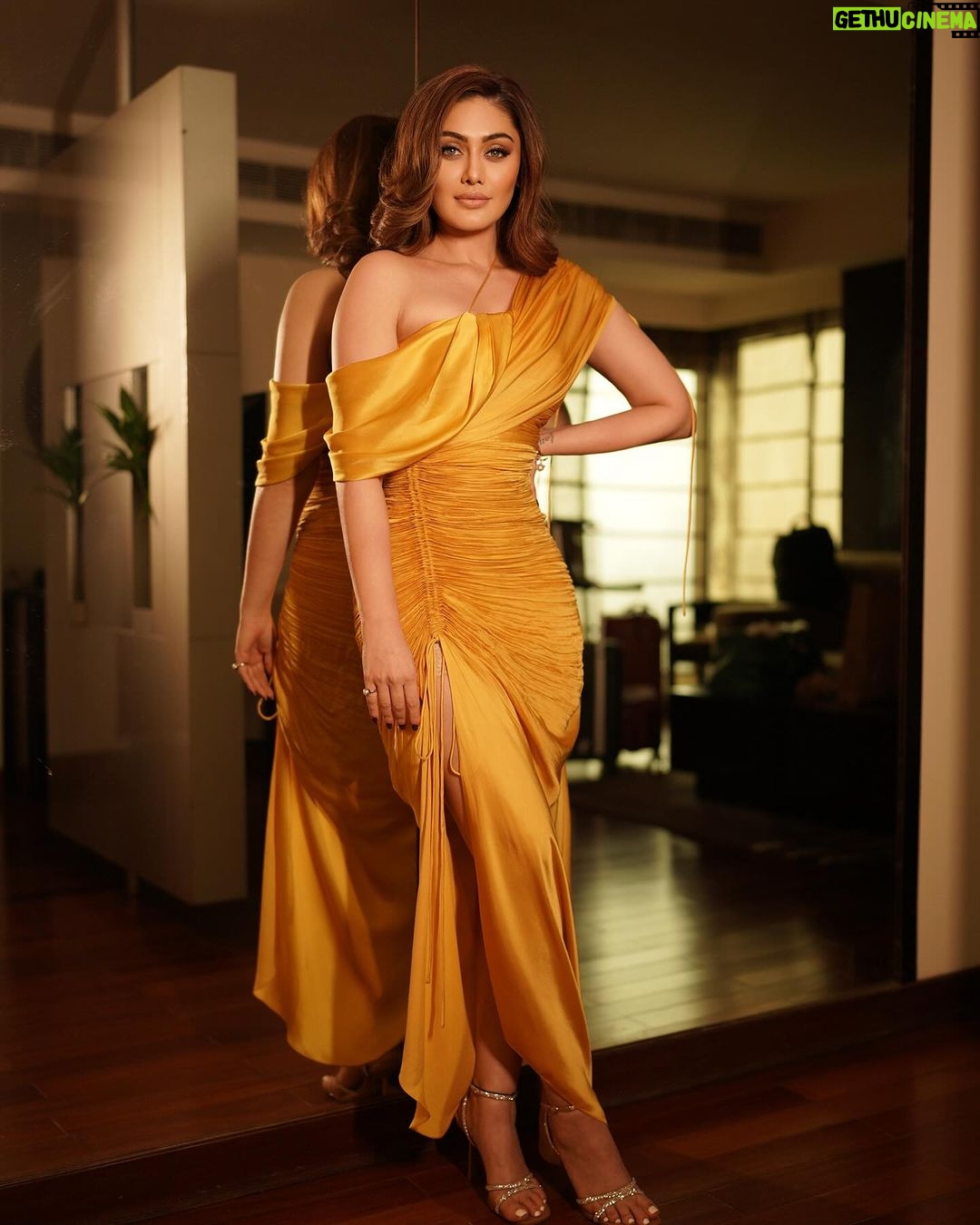 Shefali Jariwala Instagram - Golden hour ! @isinghphotography Styled by @stylebytanii Look @arokaofficial Jewellery @rimayu07 @makeup.yasmin @rehanna.sayyed_thehairstyles @farukh.shaikh . . . #workmode #delhidiaries #ootd #instafashion #gold #love #thursday #pic
