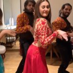Shefali Jariwala Instagram – Backstage In-Betweens !!
#backstagesecrets 
#reelsindia #funtime #lovemyjob #dance #love 
.
.
#giglife #dancereels #goodtimes #nomondayblues #workmode #shefalijariwala #kaantalaga