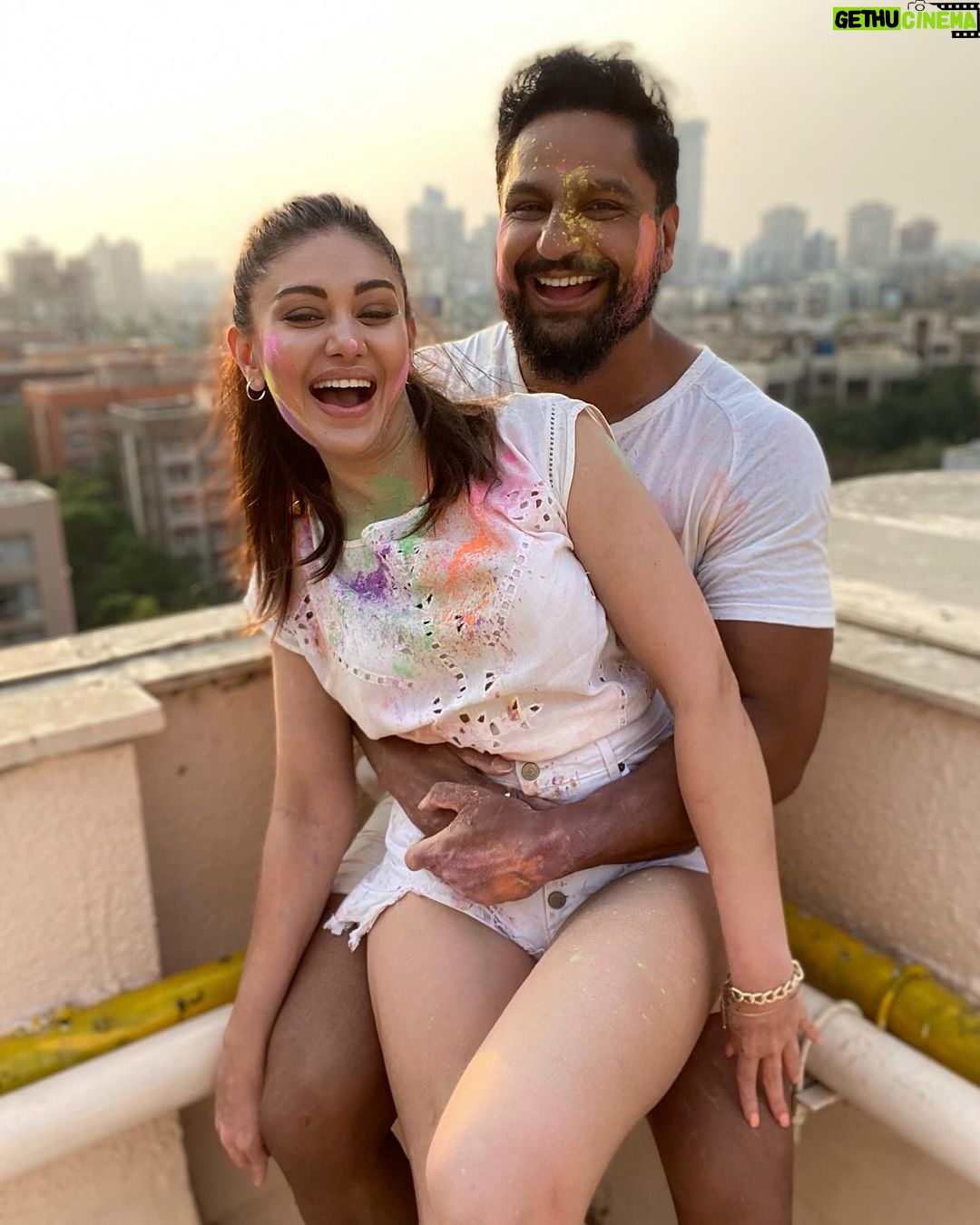 Shefali Jariwala Instagram - Donโt get too Naughtyโฆ๐๐ Happy Holi !!! โค๏ธ๐ฉต๐ฉท๐งก๐๐๐๐ @paragtyagi #holihai #holi #festive #colorful #positive #happiness #joy #abundance #nomondayblues #monday #potd #funtimes