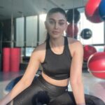 Shefali Jariwala Instagram – Feeling electric 
#postworkout #glow 
#gymlife #fitgirl #fitnessaddict #gym #love #strongoverskinny #getfit #wednesdayvibes #potd #instagood