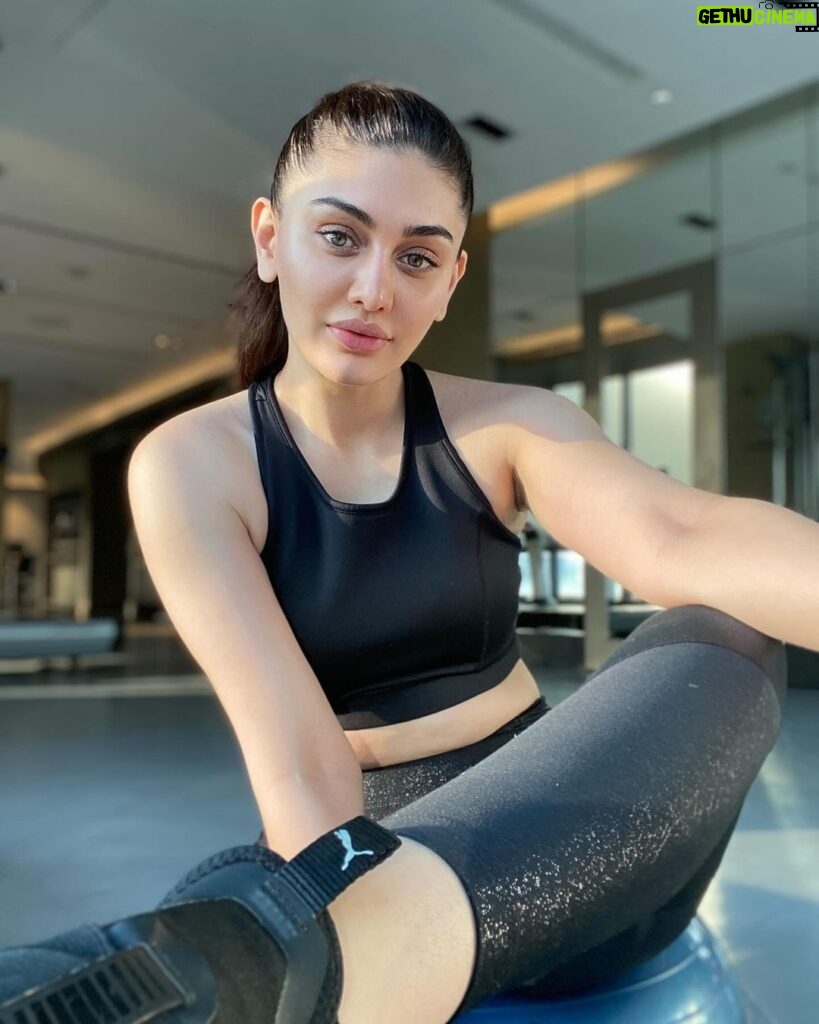 Shefali Jariwala Instagram - Feeling electric #postworkout #glow #gymlife #fitgirl #fitnessaddict #gym #love #strongoverskinny #getfit #wednesdayvibes #potd #instagood