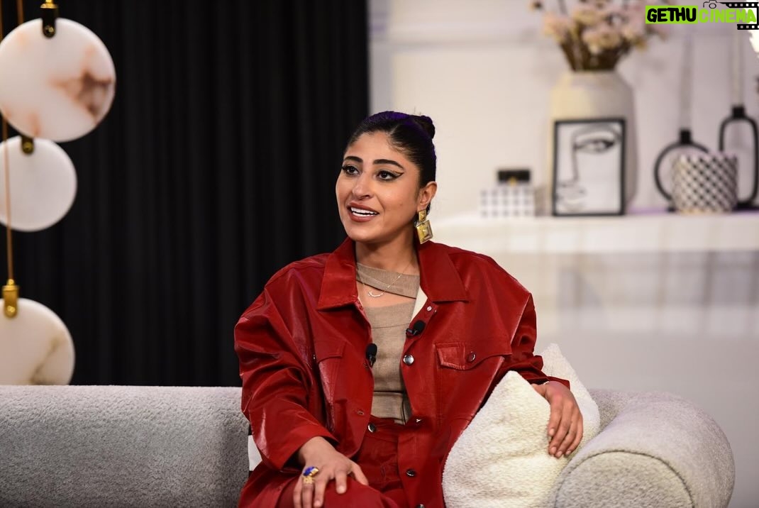 Shejoun Instagram - الليلة بكون ضيفة في برنامج #شطرنج ♟️ مع الإعلامي #عبدالرحمن_الدين والمخرج #رمضان_خسروه. styling: @daylalstylist wardrobe: @shopwalkincloset shoes: @thunaofficial @aldayeen @ramadan_khasrouh الحلقة تنعرض الساعة ٨ مساءً بتوقيت الكويت 🇰🇼 و ٩ مساءً بتوقيت الإمارات 🇦🇪على #تلفزيون_دبي واللي تفوته الحلقة يقدر يتابعها بأي وقت على تطبيق #اوان المجاني. @dubaitv @onawaan @ahmadabdullahm