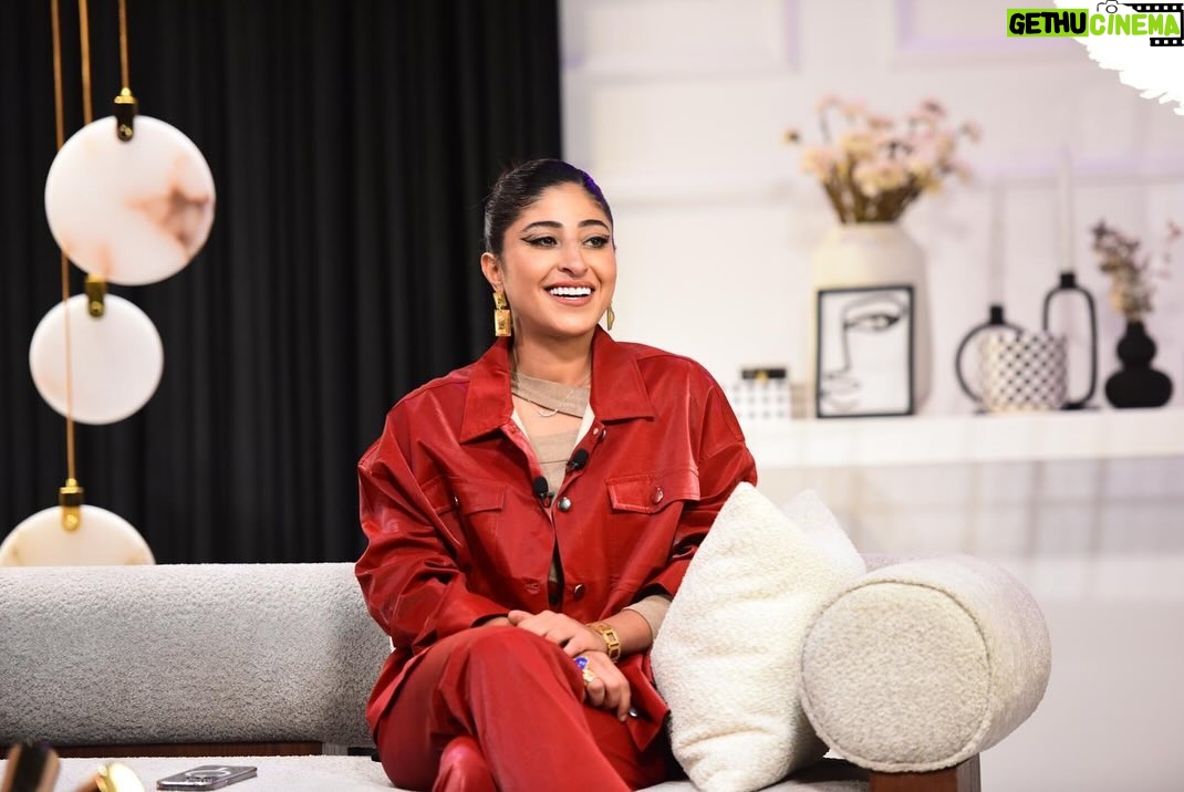 Shejoun Instagram - الليلة بكون ضيفة في برنامج #شطرنج ♟️ مع الإعلامي #عبدالرحمن_الدين والمخرج #رمضان_خسروه. styling: @daylalstylist wardrobe: @shopwalkincloset shoes: @thunaofficial @aldayeen @ramadan_khasrouh الحلقة تنعرض الساعة ٨ مساءً بتوقيت الكويت 🇰🇼 و ٩ مساءً بتوقيت الإمارات 🇦🇪على #تلفزيون_دبي واللي تفوته الحلقة يقدر يتابعها بأي وقت على تطبيق #اوان المجاني. @dubaitv @onawaan @ahmadabdullahm