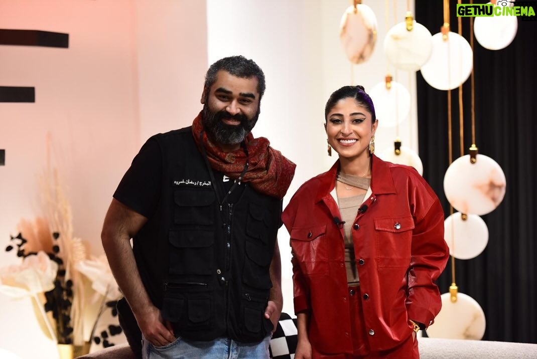 Shejoun Instagram - الليلة بكون ضيفة في برنامج #شطرنج ♟️ مع الإعلامي #عبدالرحمن_الدين والمخرج #رمضان_خسروه. styling: @daylalstylist wardrobe: @shopwalkincloset shoes: @thunaofficial @aldayeen @ramadan_khasrouh الحلقة تنعرض الساعة ٨ مساءً بتوقيت الكويت 🇰🇼 و ٩ مساءً بتوقيت الإمارات 🇦🇪على #تلفزيون_دبي واللي تفوته الحلقة يقدر يتابعها بأي وقت على تطبيق #اوان المجاني. @dubaitv @onawaan @ahmadabdullahm