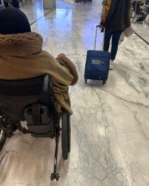 Shejoun Instagram - حمدلله بفضل رب العالمين ماما طلعت من المستشفى 
الحمدلله على سلامتك حبيبتي امي نورتني بيتك يا بعد روحي احبج الله يطول بعمرك و يشفيك و يشفي كل مريض اللهم آمين