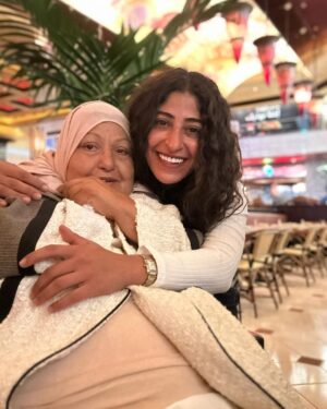 Shejoun Instagram - يا اجمل أيامي و فرحة عمري جنتي و تاج راسي امي الله يطول بعمرك و مايحرمني حبك هذي امنيتي في عيد ميلادي 
كل عام و أنتي فرحتي و سعادتي و كل أحلامي احبج امي كل عام و أنا بخير معاج حياتي احبج 🤍
