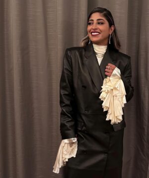 Shejoun Instagram - مهرجان الرياض للمسرح ٢٠٢٣ 

اي ستايل حبيتوا اكثر؟ 

styling: @daylalstylist 
wardrobe: @mwaz.co 
jewelry: @thhaba 
fan: @hawwiny @thesalon.experience @vestonacouch 
makeup: @makeup_maha_alghannam 
hair: @elhakymafatima