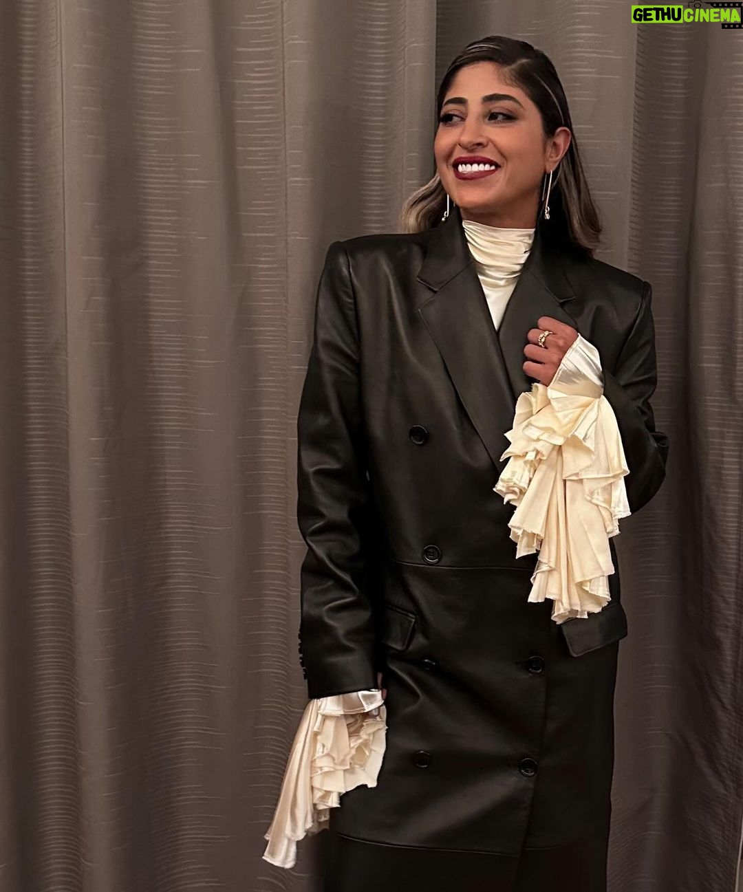 Shejoun - 9.9K Likes - مهرجان الرياض للمسرح ٢٠٢٣
اي ستايل حبيتوا اكثر؟
styling: @daylalstylist
wardrobe: @mwaz.co
jewelry: @thhaba
fan: @hawwiny @thesalon.experience @vestonacouch
makeup: @makeup_maha_alghannam
hair: @elhakymafatima