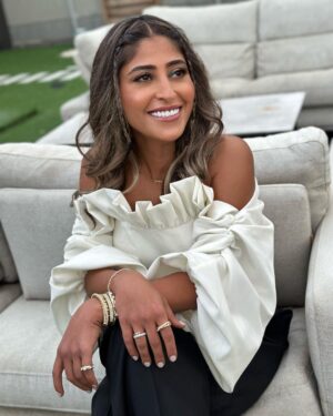 Shejoun Instagram - ‎ترقبوا البود كاست الجاي 🎙️ 

styling: @daylalstylist 
jewelry: @swarovski 
wardrobe: @boutiquen 
makeup: @ana.artista