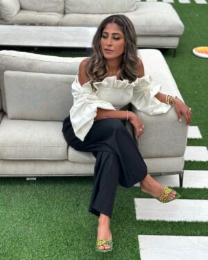 Shejoun Instagram - ‎ترقبوا البود كاست الجاي 🎙️ 

styling: @daylalstylist 
jewelry: @swarovski 
wardrobe: @boutiquen 
makeup: @ana.artista