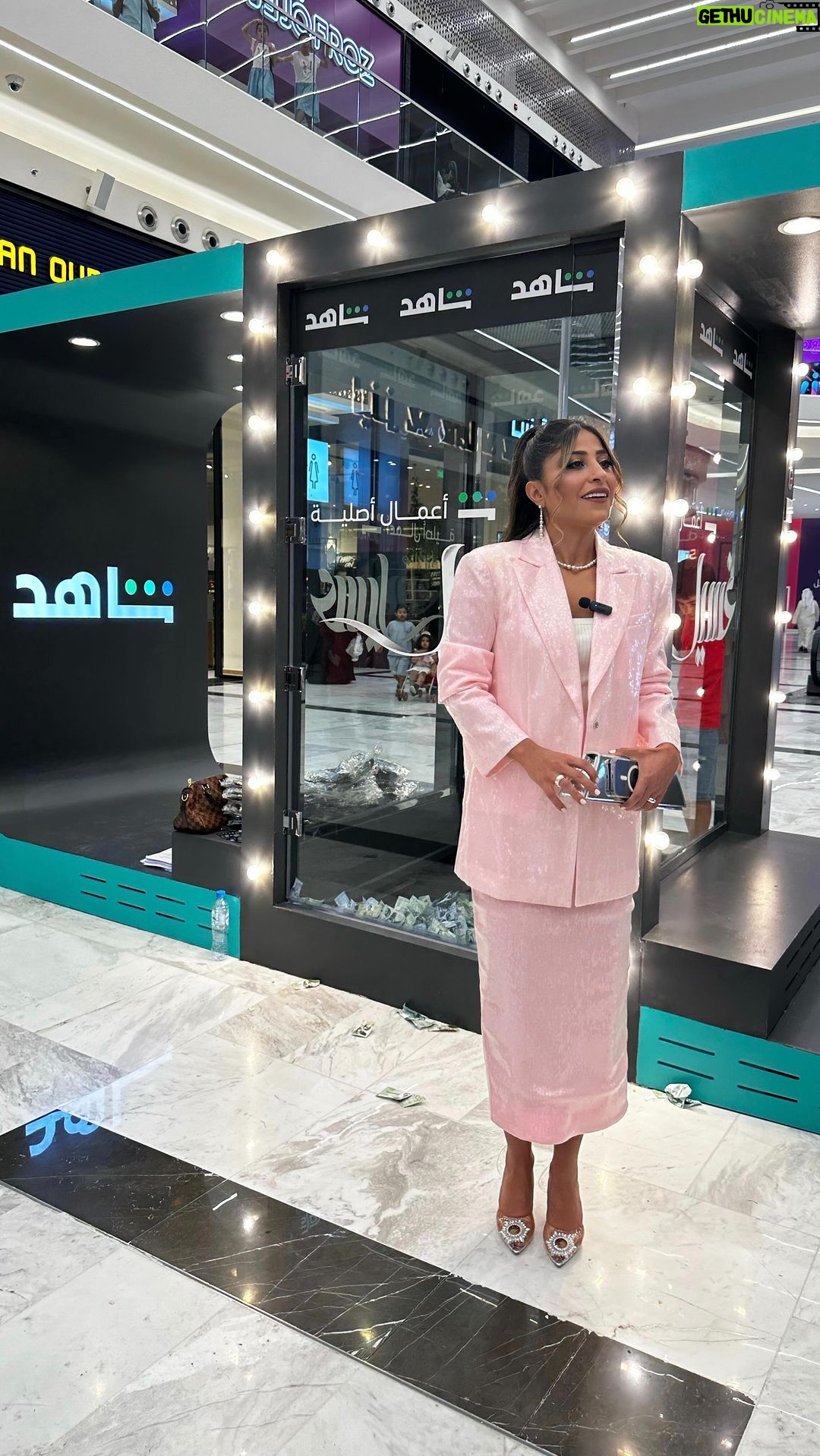 Shejoun - 36.6K Likes - ثاني يوم في الرياض
meet & greet
في مجمع النخيل 🫶🏾
@mbcgrouppr
Stylist: @daylalstylist
Wardrobe: @harveynicholskuwait
Hair: @manalhairstylist
Makeup: @makeup_maha_alghannam