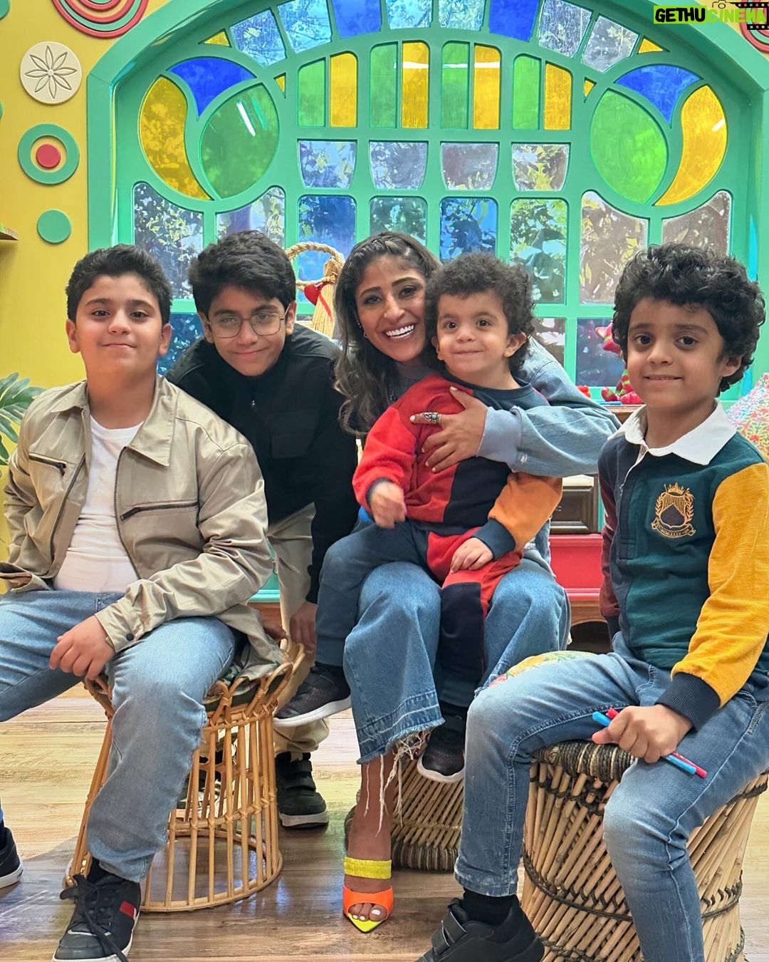 Shejoun Instagram - أصدقائي الجميلين براك و حمني و ناجي و مشاري احبكم 🤍 شوج والأطفال على تلفزيون الكويت 🇰🇼💫