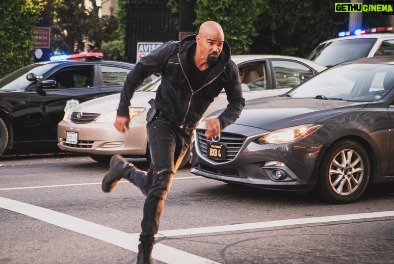 Shemar Moore Instagram - Get ready for another wild ride on @swatcbs TONIGHT!!! 8/7c Yaβll know what to do!!! Drop those π£π£π£ if youβre watching with us tonight!!!! ππ½ππ½