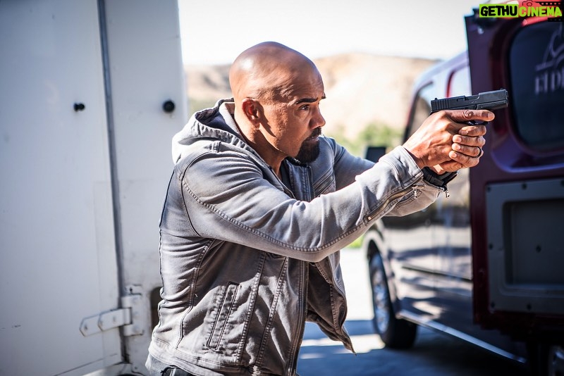 Shemar Moore Instagram - Gearing up for PART II of our Season 7 Premiere!!! Tune in tomorrow night for an ALL NEW EPISODE of @swatcbs 👊🏽💪🏽💥