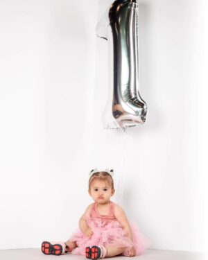 Shemar Moore Instagram - Our lil Baby Girl is a whole ONE today… Daddy Loves his lil Frankie” 💖💖💖🎉🎉🎉🎉🥰
.
.
📸 @jesiree