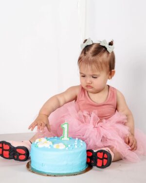 Shemar Moore Instagram - Our lil Baby Girl is a whole ONE today… Daddy Loves his lil Frankie” 💖💖💖🎉🎉🎉🎉🥰
.
.
📸 @jesiree