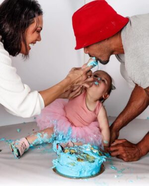 Shemar Moore Instagram - Our lil Baby Girl is a whole ONE today… Daddy Loves his lil Frankie” 💖💖💖🎉🎉🎉🎉🥰
.
.
📸 @jesiree