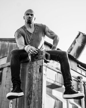 Shemar Moore Instagram - STAY UP FAM 💪🏽👊🏽 
.
.
📸 @davinophotostudio