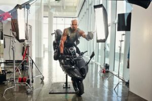 Shemar Moore Instagram - Stills from my most recent @paycomsoftware campaign shot by the talented @kremerjohnsonagain .. and a little BTS look of the fun 👊🏽💪🏽😜