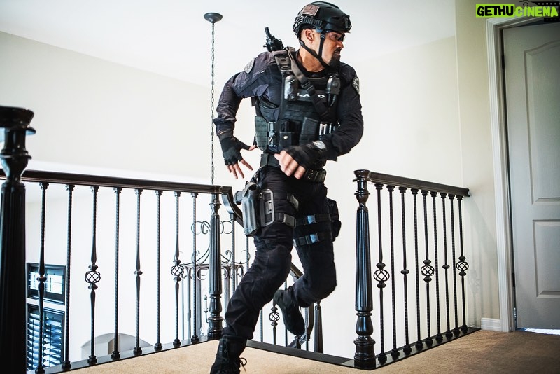 Shemar Moore Instagram - Gimme a TWO!! Gimme a TWO!!!!! Not ONE, but TWO brand new episodes of @swatcbs this FRIDAY!!! Let’s go Fam!!!! 🔥💣💥