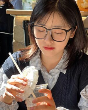 Shen Yue Instagram - 🙋🏻‍♀️
