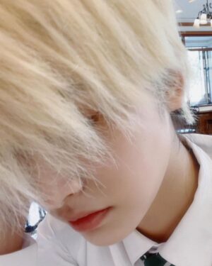 Shen Yue Instagram - 预告一个白毛沈 （ 假发(˶‾᷄ ⁻̫ ‾᷅˵)