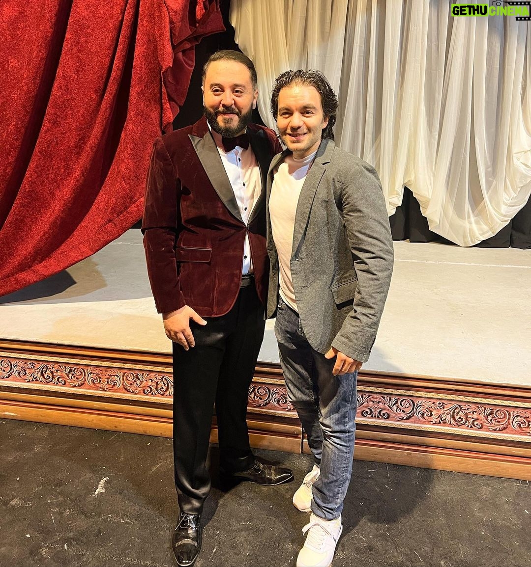 Sherif Ramzy Instagram - من زمان ماشوفتش مسرحية حلوة و متكاملة و ممتعة زي مسرحية أنستونا كل التحية لكل صناعها الموهوبين بجد إستمتعنا و ضحكنا من قلبنا ألف مبروك ليكم جميعاً مش عايز انسي حد لأن بجد الكل عامل دوره بكل موهبة و إحتراف من أول التمثيل و الإخراج و التأليف و الإنتاج و الألحان و الأشعار و الديكور و الملابس و الإستعراضات و كل حاجة ألف مبروك
