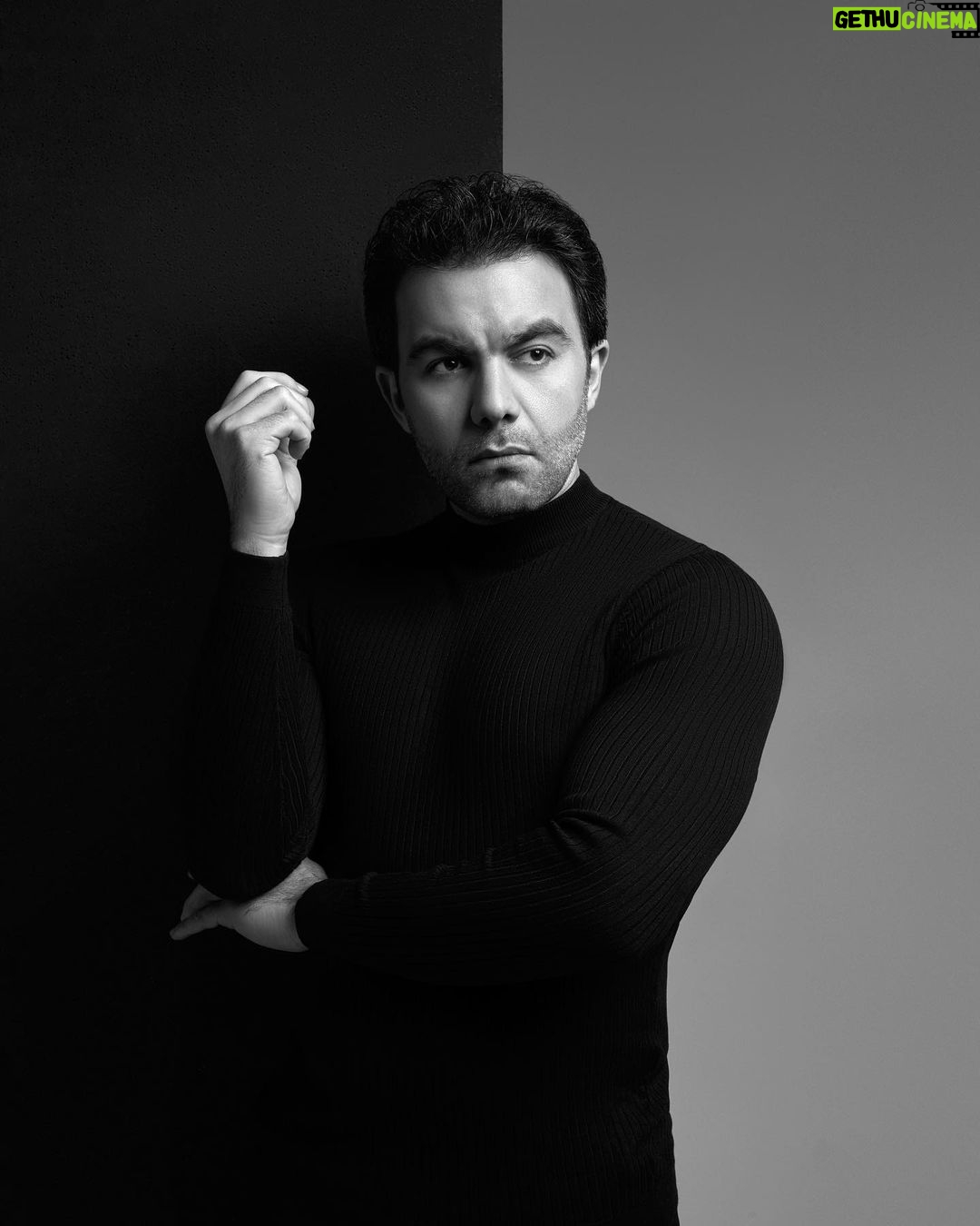 Sherif Ramzy Instagram - Finally I can share with you my latest photoshoot 📷 Do you like black and white photos? Photographer : @bassam_ramadan_photography #blackandwhitephotography #photography #photosession #actor