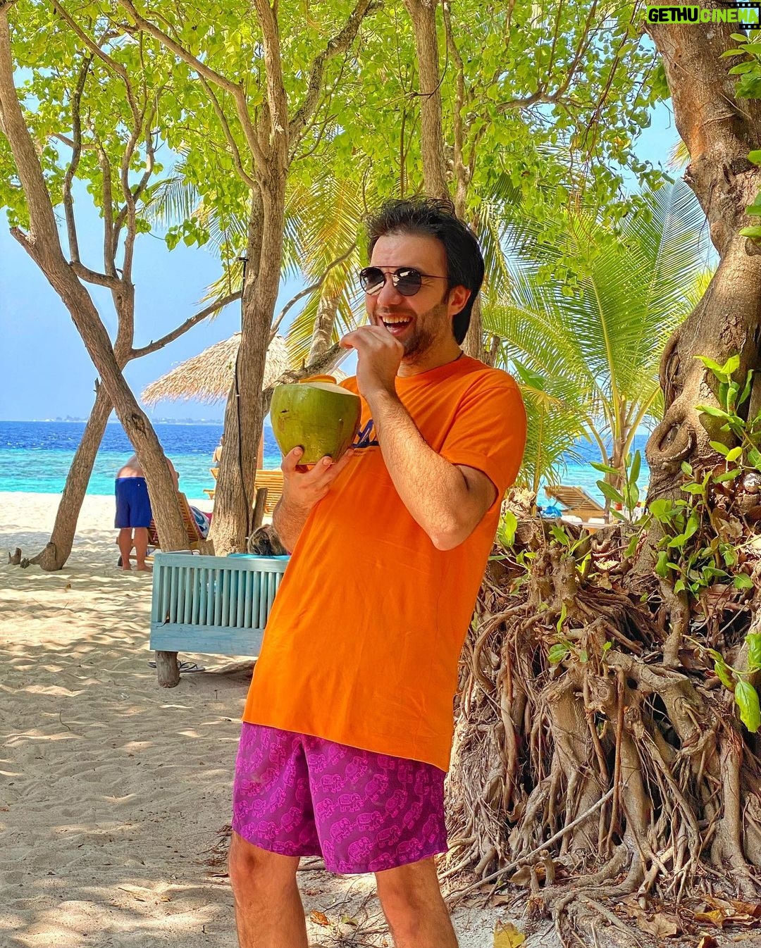 Sherif Ramzy Instagram - A passion of Tropical life 🏝🌴🍹🥥 Swipe till the end to watch how they make it @maldives_360 @furaveriresort