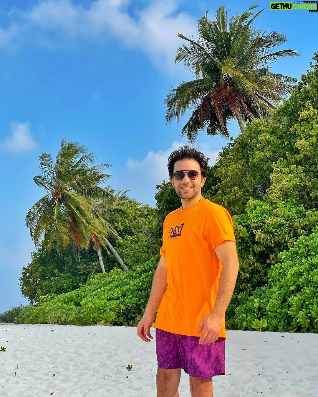 Sherif Ramzy Instagram - A passion of Tropical life 🏝🌴🍹🥥 Swipe till the end to watch how they make it @maldives_360 @furaveriresort