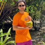 Sherif Ramzy Instagram - A passion of Tropical life 🏝🌴🍹🥥 Swipe till the end to watch how they make it @maldives_360 @furaveriresort