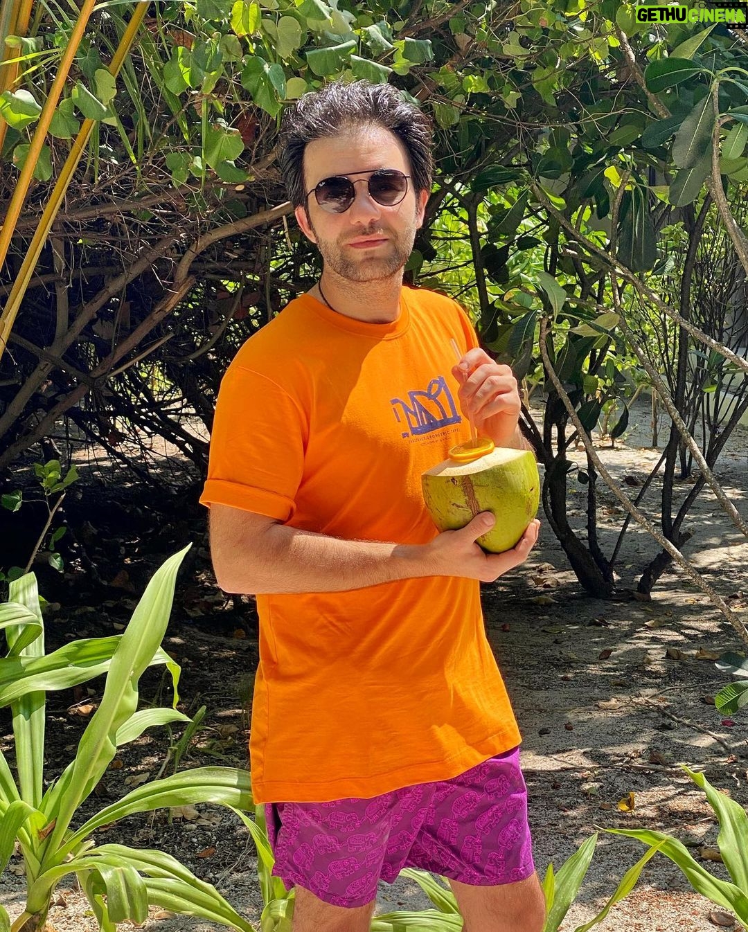 Sherif Ramzy Instagram - A passion of Tropical life 🏝🌴🍹🥥 Swipe till the end to watch how they make it @maldives_360 @furaveriresort