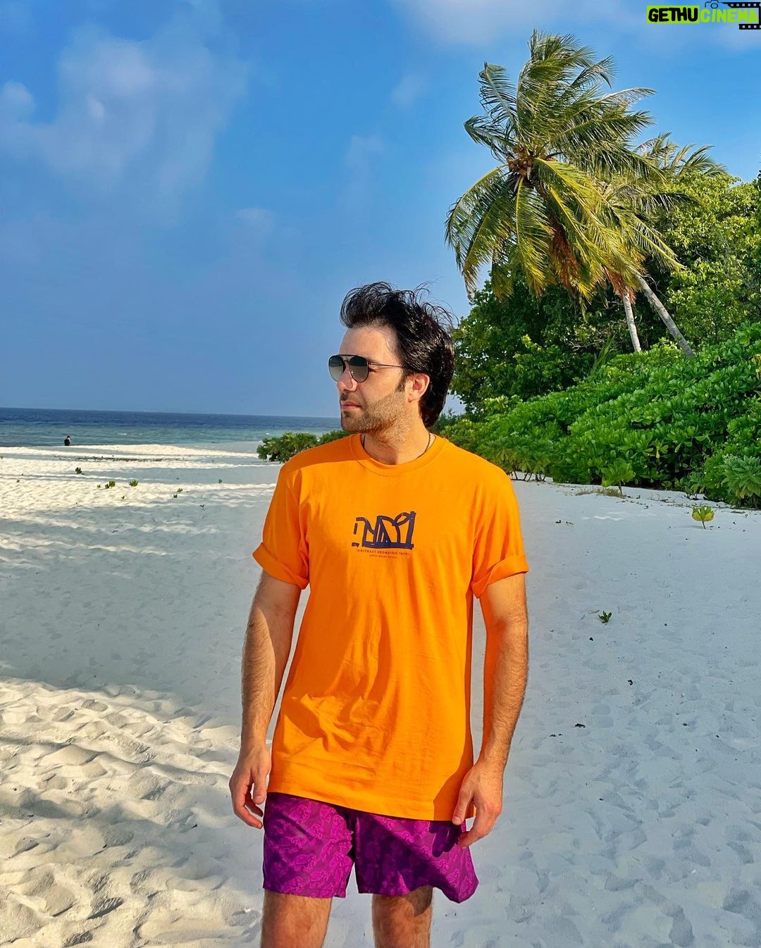 Sherif Ramzy Instagram - A passion of Tropical life 🏝🌴🍹🥥 Swipe till the end to watch how they make it @maldives_360 @furaveriresort