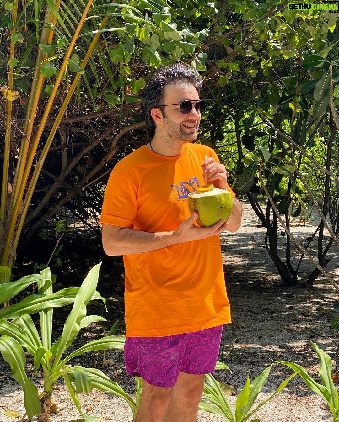 Sherif Ramzy Instagram - A passion of Tropical life 🏝🌴🍹🥥 Swipe till the end to watch how they make it @maldives_360 @furaveriresort