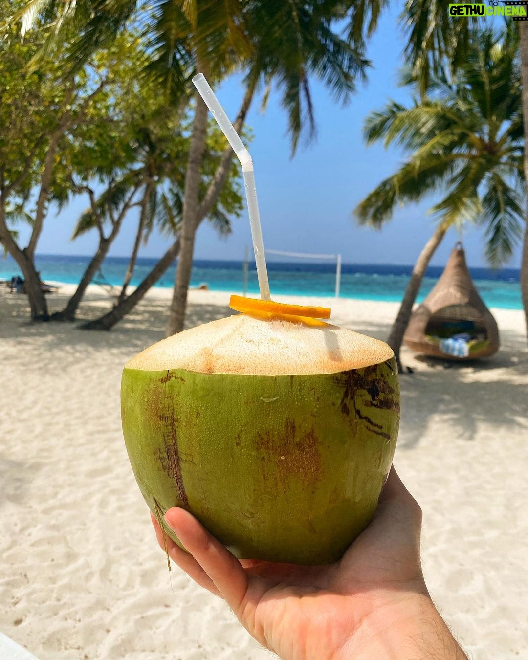 Sherif Ramzy Instagram - A passion of Tropical life 🏝🌴🍹🥥 Swipe till the end to watch how they make it @maldives_360 @furaveriresort