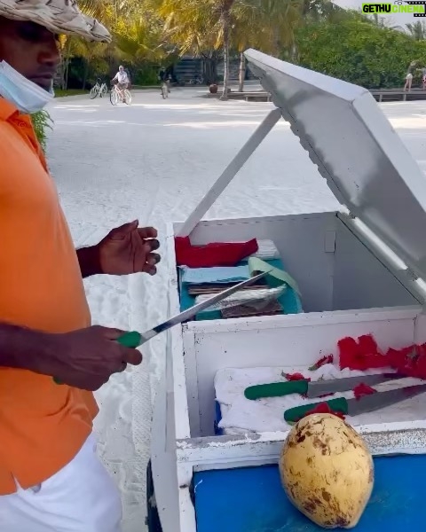 Sherif Ramzy Instagram - A passion of Tropical life 🏝🌴🍹🥥 Swipe till the end to watch how they make it @maldives_360 @furaveriresort