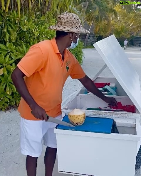 Sherif Ramzy Instagram - A passion of Tropical life 🏝🌴🍹🥥 Swipe till the end to watch how they make it @maldives_360 @furaveriresort